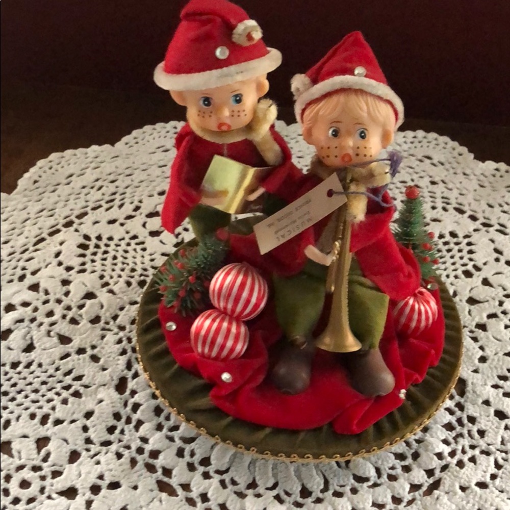 Vintage Christmas Carolers Musical Wind Up